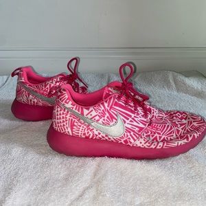 NIKE ROSHE RUN SIZE 7Y/ WOMENS 8 PINK AND WHITE